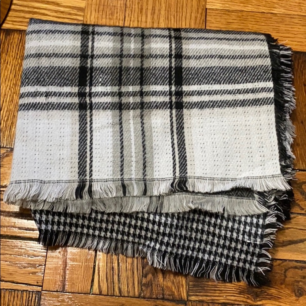 NWT Renvy black and white thick scarf